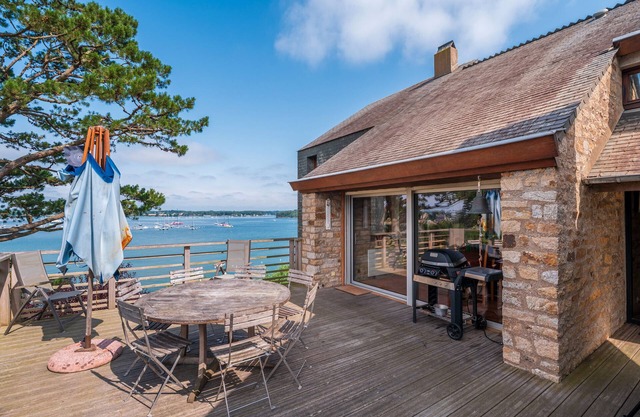 Villa 'Bienvenue Au Paradis' with Sea View, Private Terrace and Private Garden
