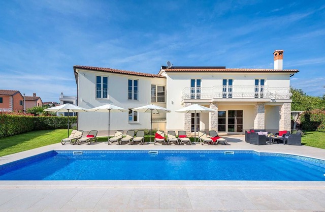 Villa Blanca with pool