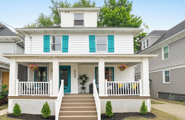 Villa Blanca - Your In-Town Stay in Erie - Fully Equipped 4 Bedroom/2 Bath Home.