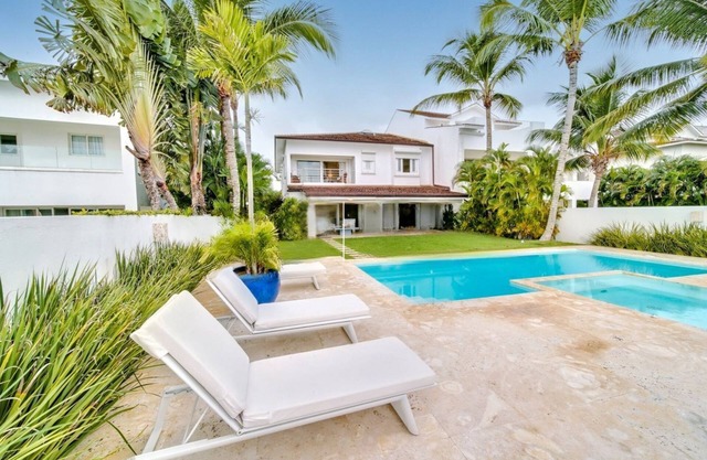 Villa bravo cook, maid,2 transfer, 1 golf car, pool and jacuzzi ocean front