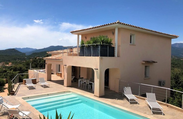 VILLA CARAMONTINU SERENA à Pinarello, proche plage, vue mer, piscine chauffée