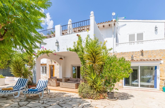 Villa Casa Verde, Sun-drenched and Private Pool close to beach