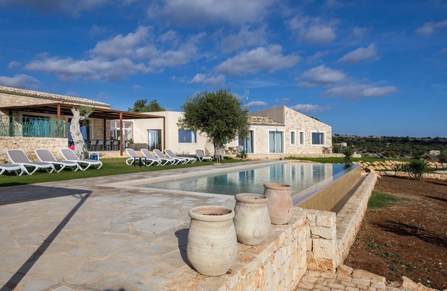 Villa 'Casale Degli Ulivi Con Piscina' with Mountain View, Wi-Fi and Air Conditioning