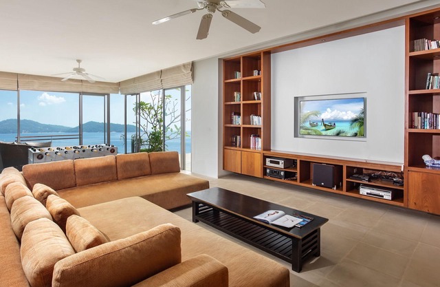 Villa Chelay - Luxury Waterfront Villa with Sunset View