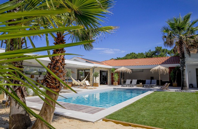 VILLA CLARIS, BIG HOUSE 300 METERS AWAY FROM THE BEACH