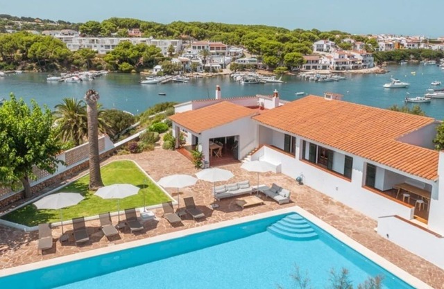 Villa con Piscina Olimpica y Acceso Directo al mar