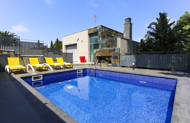 Villa con Wifi Ascensor Para Personas Minusvalidas y Piscina