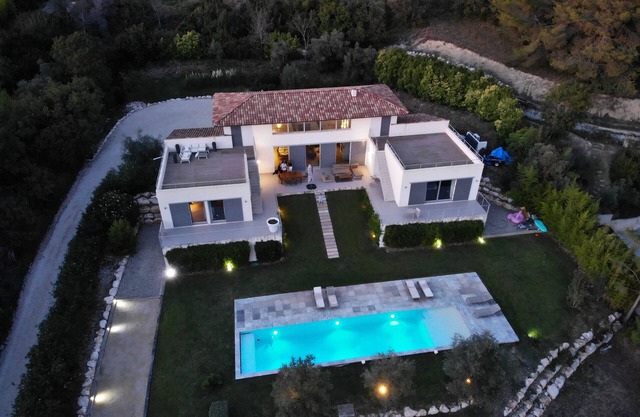 Villa Contemporaine à Aix-en-provence Avec vue et Piscine XXL
