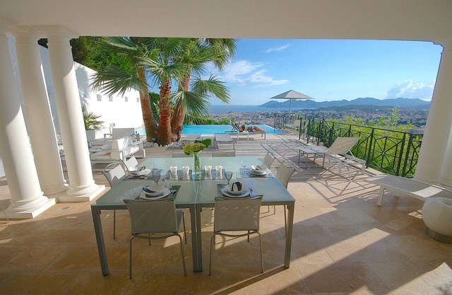 VILLA CONTEMPORAINE 12 persons (secured)