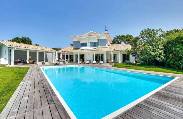Villa contemporaine avec piscine chauffée entre centre et plages