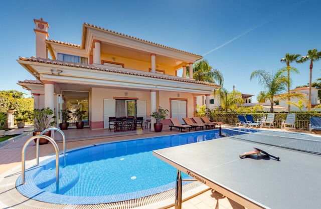 Villa Cor de Rosa is a modern, spacious villa close to Albufeira