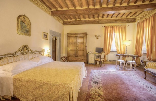 VILLA CORTONESE - Fifteen Bedroom Resort, Sleeps 34