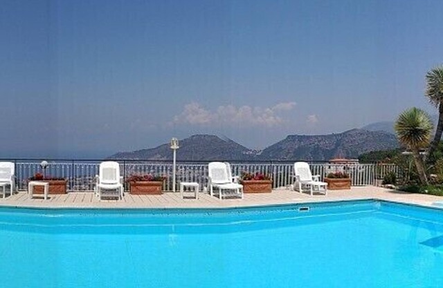 Villa Crispina B: A cozy apartment that is part of a villa with a view of the sea and of the Bay of Naples.