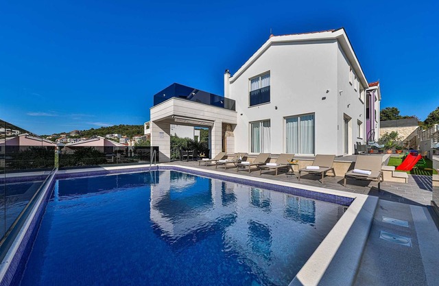 Villa Dazzling Bay - 50m from the sea in a calm bay for 8 guests