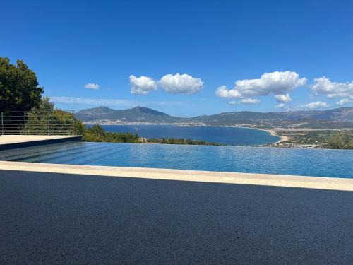 Villa de Luxe avec Piscine à débordement chauffée à Porticcio