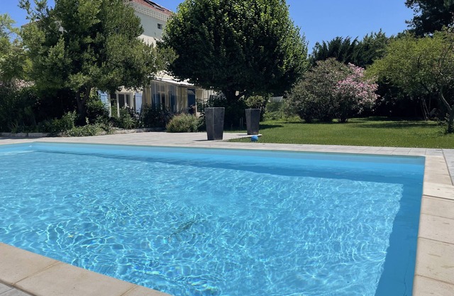 Villa de Maître, Piscine et Grand Jardin en Plein Montelimar