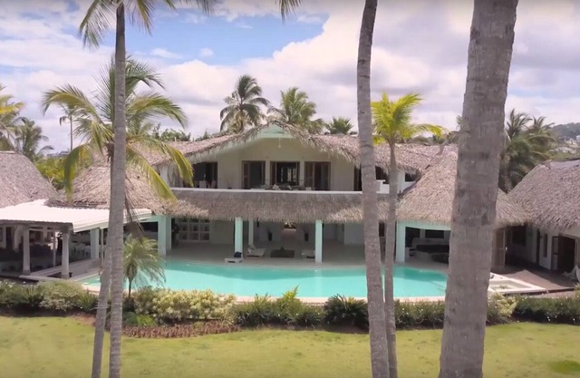 Villa del Mar, Luxury villa on the beach,13 bedrooms, pool, jacuzzi, full staff