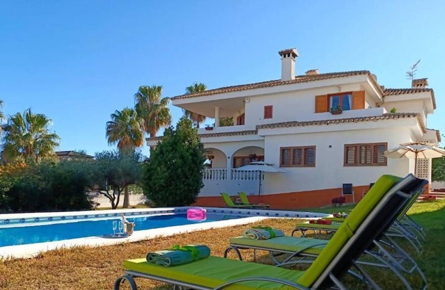 Villa del Mar with Mountain View, Pool, Garden & Wi-Fi