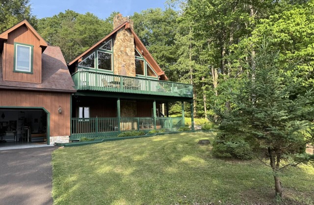 Villa deTuar pet friendly with lake views