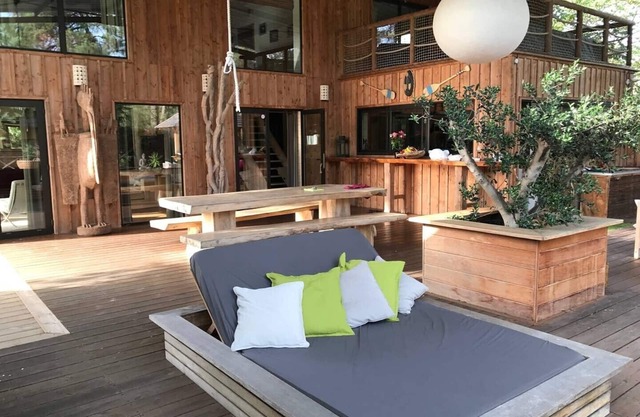 Villa "Douceur Exotique" with swimming pool for 12 people between lake and ocean