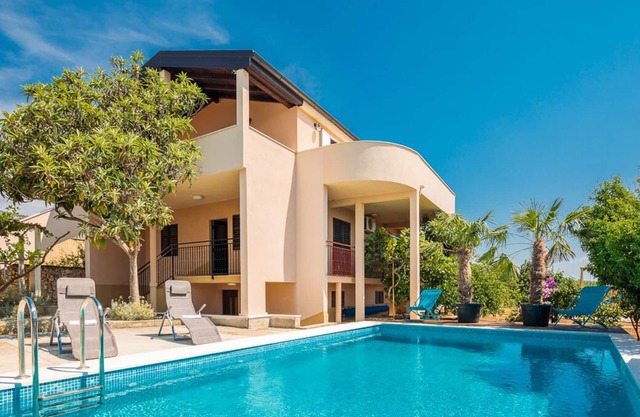 Villa Dovi - Three Bedroom Villa, Sleeps 8