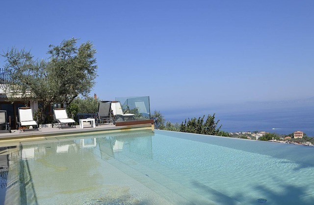 Villa Dulcibella: A splendid villa located on a hillside, facing the sea, with Free WI-FI.