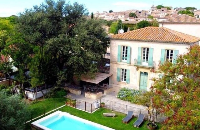 Villa Émilie with swimming pool and wooded park in the heart of the Village