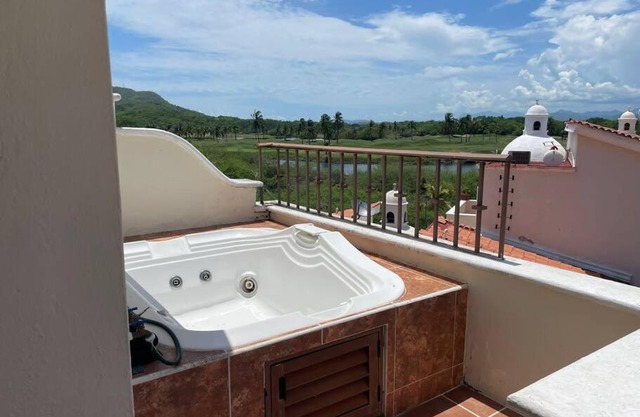 VILLA EN CLUB DE GOLF MARINA IXTAPA