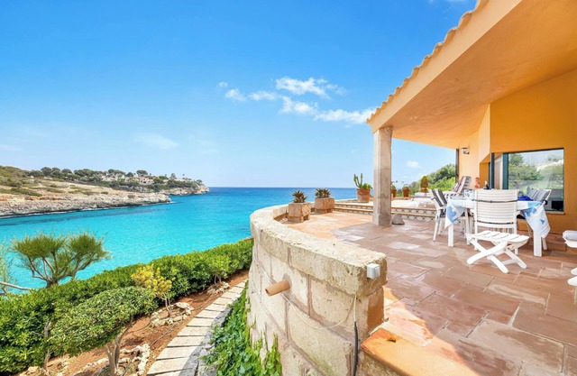 Villa Es Mirador with Sea View, Wi-Fi, A/C, Terrace & Garden; Parking Available