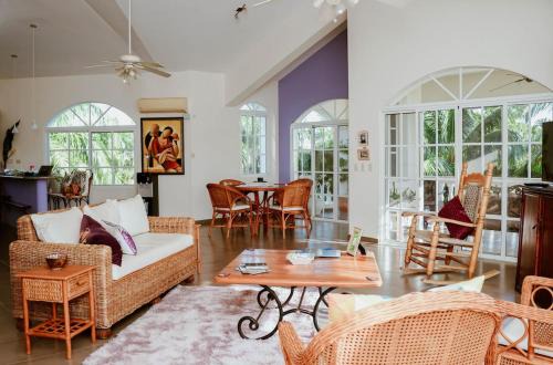 Villa Esmeralda Peaceful 4BD BA Beach Home with Pool in Playa Laguna