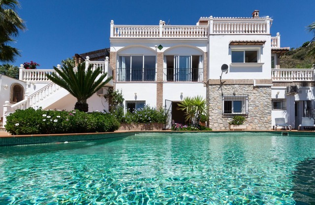 Villa Esmeralda with private heated pool, sauna and great view