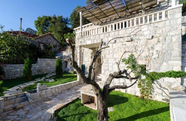 Villa Falcon Rook - Four-Bedroom Villa with Terrace and Swimming Pool