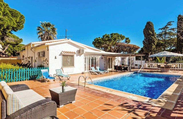 Villa Flores - Four Bedroom Villa, Sleeps 8