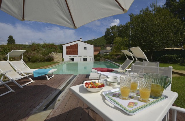 Villa for 10 People with WiFi, Private Pool, Garden, A/C, near Lucca