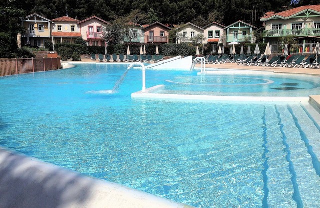 Villa for 6 people in residence with heated pool