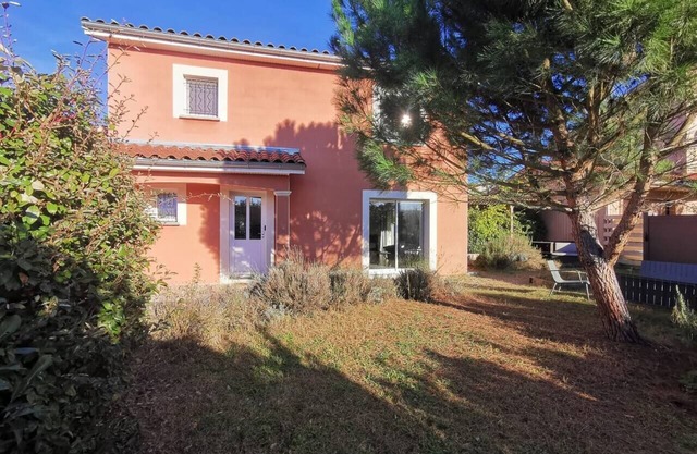 Villa for 8 people near the banks of the Saône in Montmerle
