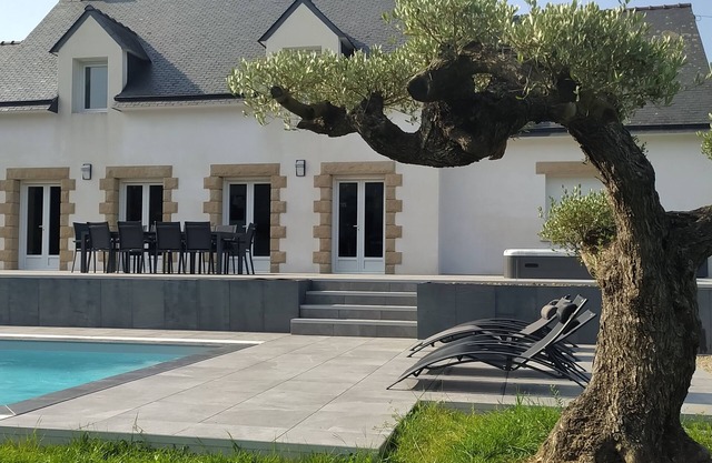 Villa for 8 people with swimming pool and jacuzzi in a quiet seaside location