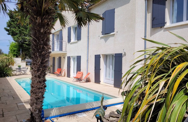 VILLA 3 STARS 10 PEOPLE SWIMMING POOL SHOPS 1.2 km BEACHES
