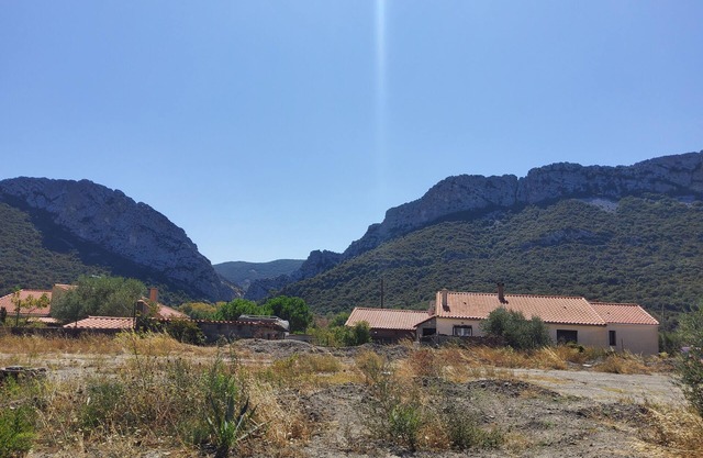 Villa between sea and mountains