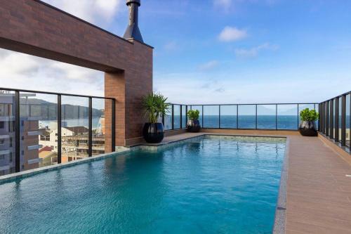 Villa Francione 406 – Loft de Alto Padrão com Piscina no Rooftop e Vista Panorâmica, a Poucos Metros do Mar em Bombas.