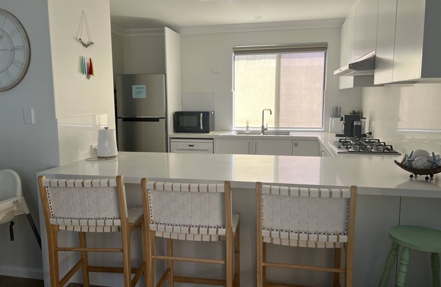 Villa, free fast WIFI, 150m to beach, quiet, fenced, 2 car undercover parking