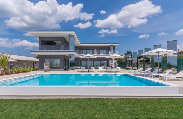 Villa Gabrijela for 10 people near Novigrad with 66 m2 heated pool and sea view