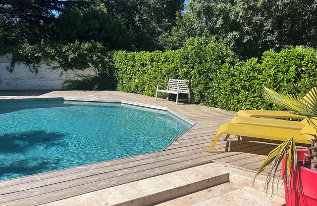 Villa, garden, swimming pool less than 5 minutes from the Palais des Papes and Avignon (2 kms)