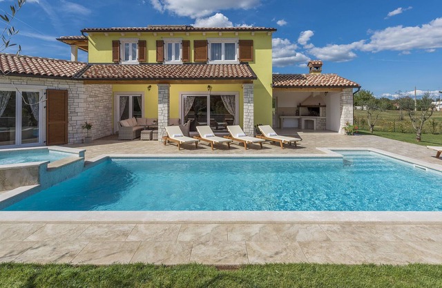Villa Garden with pool, jacuzzi and garden offering relaxation and privacy