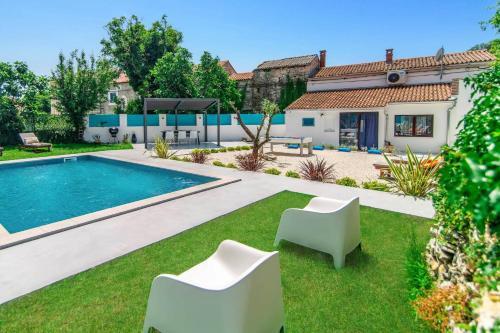 Villa Gravisi by Villa Plus