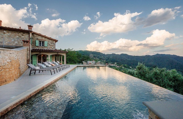 Villa Grema, a Farmhouse with Private Infinity Pool between Lucca and the Beach