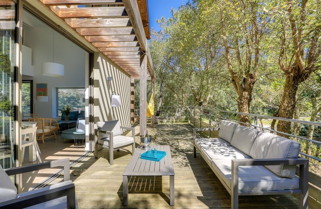 Villa Hortensias, 4-star rating, sleeps 8, between lake and sea