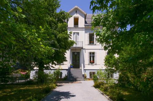 VILLA ILIXON - Appartements privés proche du centre de Luchon, parking, billard, jardin