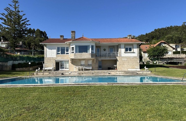 Villa in Chancelas with direct access to the beach
