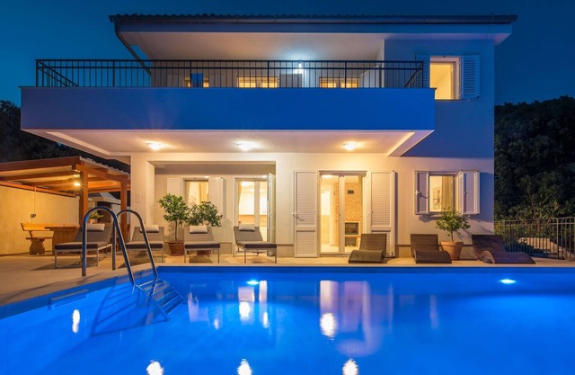 Villa in Cres with Sea Views & Pool